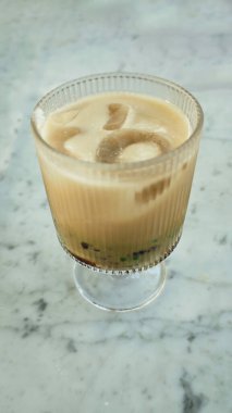 Soğutulmuş Cendol Tatlısı Mermer Masada Temiz Bir Bardakta