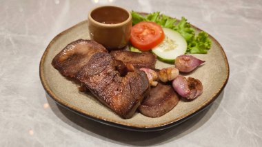 Lezzetli Tuzlu Biftek Dili Tereyağında Kızartılmış Taze sebzeler ve Seramik Tabakta Taze Baharatlarla