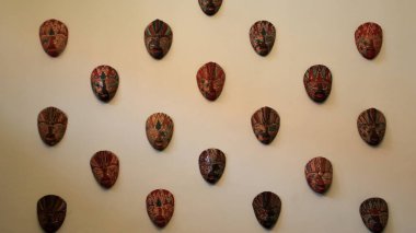 Geleneksel Cava Batik Maskeleri Endonezya Kültür Sergisi 'nde Açık Bej Duvar' da sergilendi