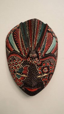 Endonezya Artistik Ayarlarında Tarafsız Arkaplanda Gösterilen Canlı Desenler ve Renklerle Karmaşık Batik Ahşap Maskeler