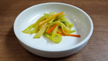 Beyaz Seramik Kâse 'de Kore usulü Kızarmış Kabak ve Havuç Banchan Ahşap Yüzey' de
