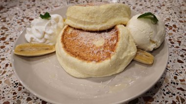 Vanilyalı Fluffy Krep ve Terrazzo Masasında Taze Muz Dilimleri