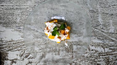 Nane Yaprakları Garnitürlü Cam Tabakta Hindistancevizi Kremalı Mango Yapışkan Pirinci 'nin Zarif Sunumu Parlak Kırsal Ayarlarda Yakalandı