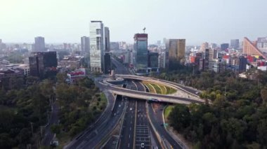 Mexico City 'deki Anillo Periferico' daki Petrol Çeşmesi 'nin hava manzarası.