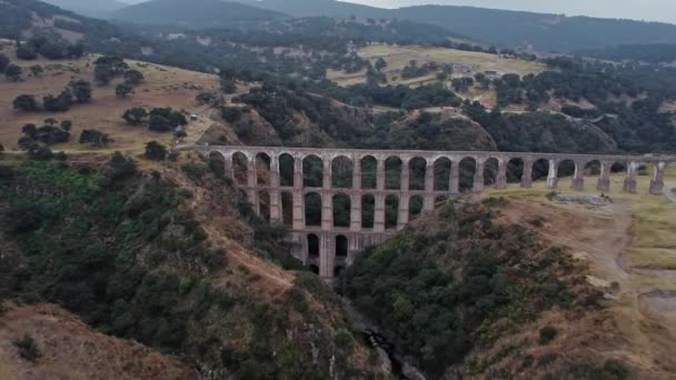 Sebuah Matahari Terbenam Terbang Atas Arcos Del Sitio Atau Acueducto — Stok Video