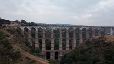Tepotzotlan, Meksika 'da Arcos del Sitio' nun ya da Xalpa 'nın su kemerinin havadan görünüşü
