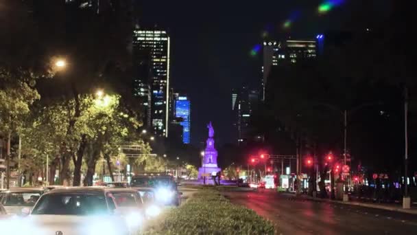 Hiperlapso Nocturno Del Monumento Cuitlahuac Avenida Paseo Reforma Rodeado Edificios — Vídeo de stock