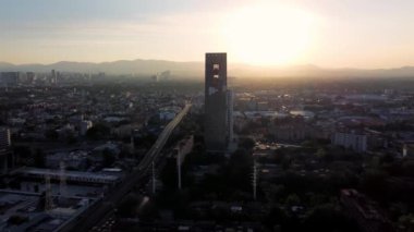 Mexico City 'de Insignia Kulesi' nin etrafında uçan güzel bir günbatımı