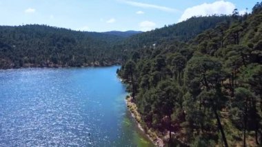 Meksika 'nın Isidro Fabela belediyesindeki Inturbide barajının üzerinde güzel bir gündoğumunda uçuyor.