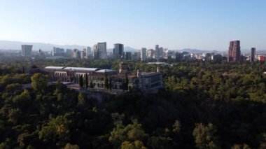 Arka planda Chapultepec Kalesi, Mexico City gökdelenleri uçuyor.