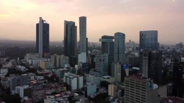 Güzel bir Mexico City gün batımının havadan görüntüsü