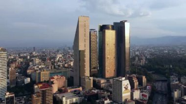 Güzel bir Mexico City gün batımının havadan görüntüsü