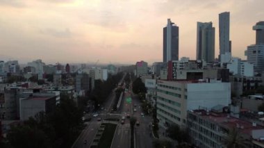 Güzel bir Mexico City gün batımının havadan görüntüsü