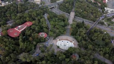 Meksika 'daki Bosque de Chapultepec' te, güzel bir gündoğumunda Nios Kahramanları Anıtı 'nın üzerinde uçuyor.