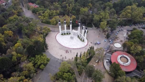メキシコシティのボスク カプルテペクで美しい日の出にニオス ヒーローズに記念碑の上を飛ぶ — ストック動画