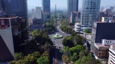 Mexico City 'deki Paseo de la Reforma Bulvarı' ndaki Diana Cazado çeşmesinde güzel bir gün batımı manzarası.