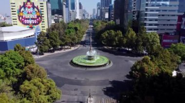 Mexico City 'deki Paseo de la Reforma Bulvarı' ndaki Diana Cazado çeşmesinde güzel bir gün batımı manzarası.