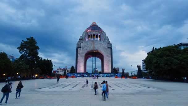 プラザ ラニャの革命への記念碑の前に美しい夕日のタイムラプス — ストック動画