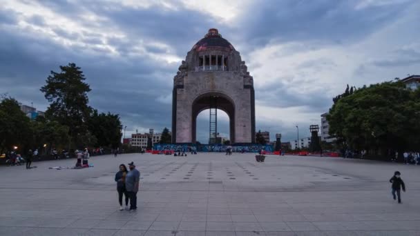 プラザ ラニャの革命への記念碑の前に美しい夕日のタイムラプス — ストック動画