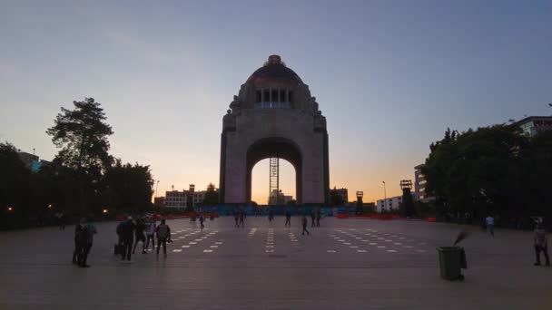 Egy Gyönyörű Naplemente Plaza Republica Forradalom Emlékműve Előtt — Stock videók