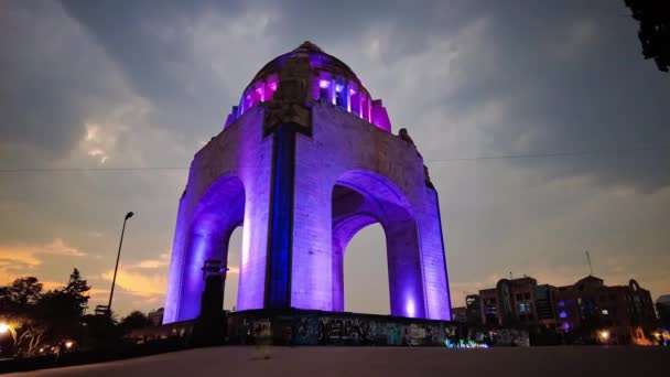 記念碑の前にある美しい夕日を プラザ リャの革命に重ね合わせる — ストック動画