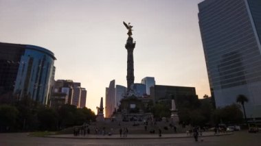Mexico City 'deki Paseo de la Reforma Bulvarı' ndaki Angel de la Independencia trafik çemberinin güzel günbatımının zamanı.