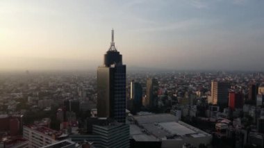 Dünya Ticaret Merkezi Mexico City 'nin panoramik manzarası, bulutlu bir gündoğumunda binalarla çevrili.
