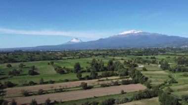 Volkanların berrak gökyüzü ile gün doğumunun havadan görüntüsü Popocatepetl ve Iztaccihuatl!