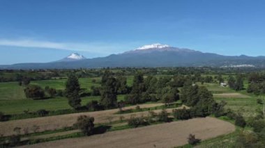 Volkanların berrak gökyüzü ile gün doğumunun havadan görüntüsü Popocatepetl ve Iztaccihuatl!