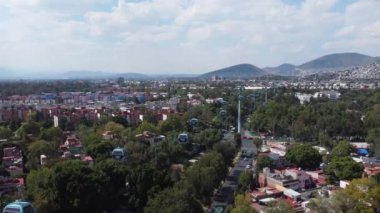 Cablebus 'un Mexico City toplu taşımacılığının hava görüntüsü, CDMX.