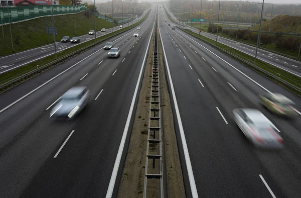 Coches Que Conducen Alta Velocidad Una Autopista — Foto de Stock