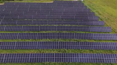 Fotovoltaik çiftlikteki güneş panelleri temiz yenilenebilir enerji enerjisi üretiyor