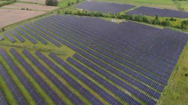 Yenilenebilir enerji üreten fotovoltaik panelleri olan büyük bir güneş enerjisi çiftliği.