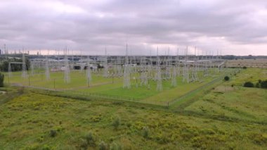 Aktarım kuleleri ve elektrik şebekesi olan yüksek voltajlı güç santrali