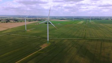 Yeşil alanlarda rüzgar türbinleri kırsal tarım alanında yenilenebilir enerji üretiyor