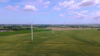 Yeşil alanlarda rüzgar türbinleri kırsal tarım alanında yenilenebilir enerji üretiyor