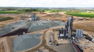 Çakıl Çukuru ve Toplu İşleme Tesisi Makine ve Kum Yığınlarıyla