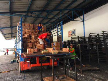 Karanganyar, Endonezya, Mart 2023: Bir işçi kamyondan mal indiriyor.