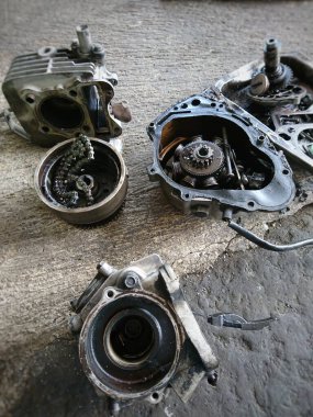 Parçalanmış motorun iç organları. Kimse yok..