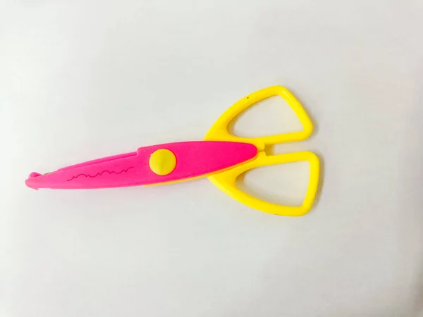 stock image The pink and yellow zigzag paper scissors