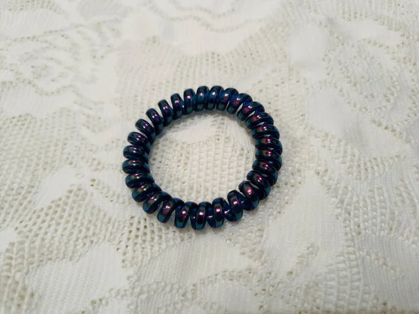 Beyaz dantelli spiral saç bandı. 