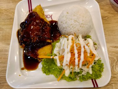 Pilav ve sebzeli tavuk katsu. 