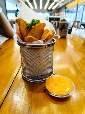 Masada soslu patates dilimleri.