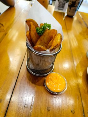 Masada soslu patates dilimleri.