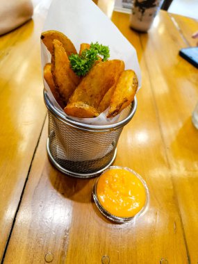 Masada soslu patates dilimleri.