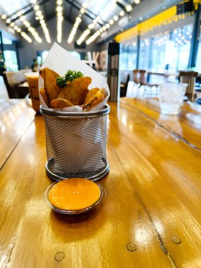 Masada soslu patates dilimleri.