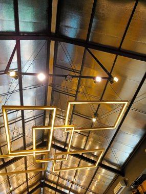 Geometrik şekiller tavan ve lambalar 