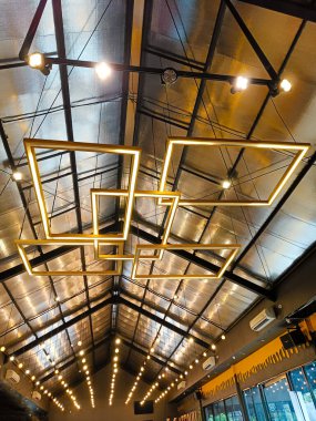 Geometrik şekiller tavan ve lambalar 