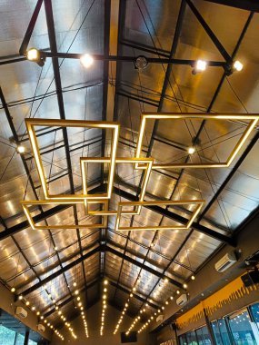 Geometrik şekiller tavan ve lambalar 