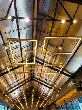 Geometrik şekiller tavan ve lambalar 